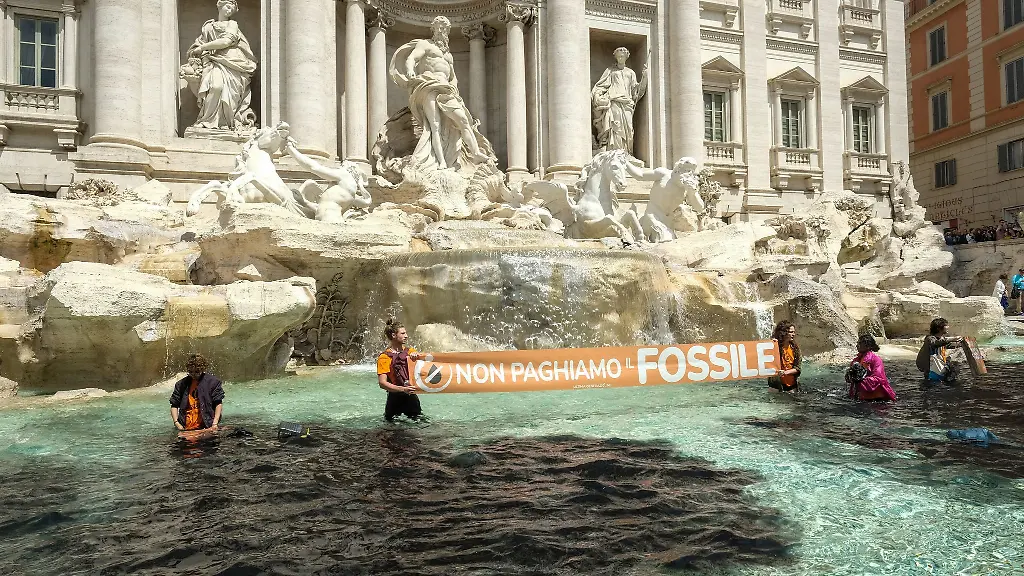 Klimaaktivisten-der-Letzten-Generation-bei-einer-Protestaktion-im-Trevi-Brunnen