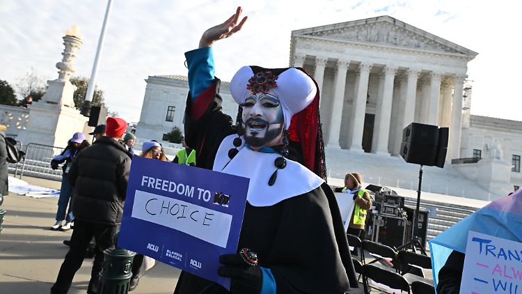 Vor dem Obersten Gerichtshof im Washington fordern Demonstranten im Dezember das Recht auf medizinische Behandlungen zur Geschlechtsumwandlung für junge Menschen. 
