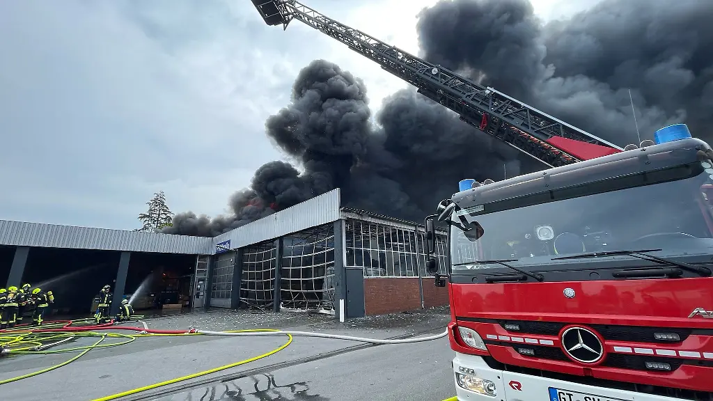 Einsatzkraefte-der-Feuerwehr-loecht-einen-Brand