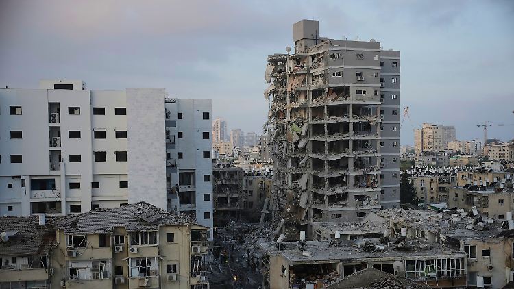 Das Hochhaus in Bat Jam, in dem die ukrainische Familie lebte, wurde bei dem iranischen Angriff am Sonntag schwer beschädigt.