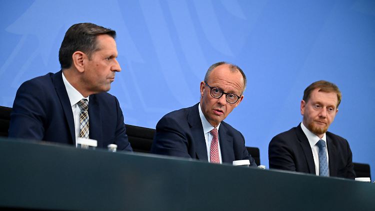 Kanzler Merz (m.) sagte den Ländern begrenzte Hilfen bei etwaigen Steuerausfällen durch das Investitionsprogramm zu. Niedersachsens MP Lies (l.) und Kretschmer aus Sachsen hatten stellvertretend darauf gedrungen.