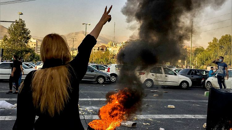Bilder der Proteste im Iran gingen 2022 um die Welt - und wurden jetzt im staatlichen Fernsehen gezeigt.