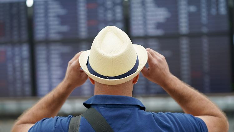 Wer ganz flexibel ist, kann an den Flughafen fahren und dort eine Reise buchen, die Stunden später losgeht. Veranstalter nennen das "Super-Last-Minute".