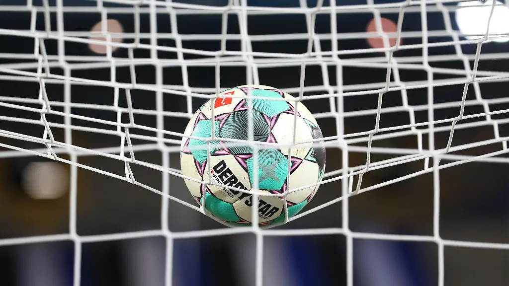 Ein-Fussball-liegt-vor-der-Partie-im-Netz