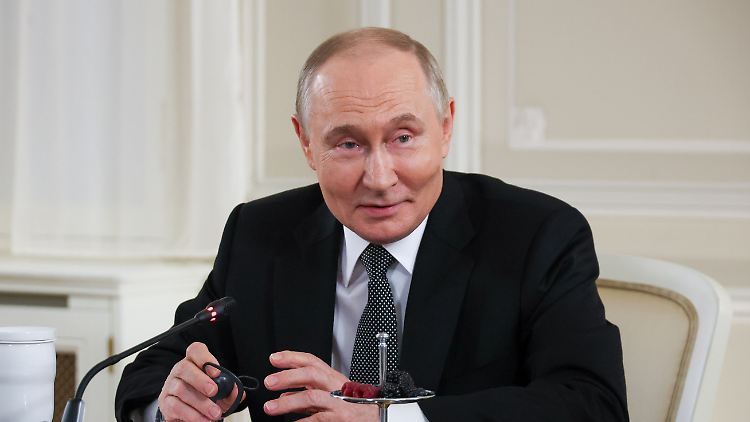 Plaudert in internationaler Runde sogar über die Sprachkenntnisse seiner Enkelin: Putin in St. Petersburg. 