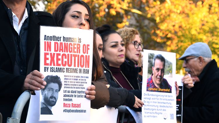 Es finden immer wieder Demonstrationen gegen die iranischen Exekutierungen statt - so wie hier im vergangenen Oktober vor dem iranischen Konsulat in Frankfurt.
