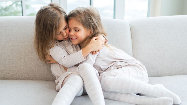 Nicht gleichbehandeln, aber gerecht, das ist die Aufgabe, die Eltern von mehreren Kindern meistern müssen.