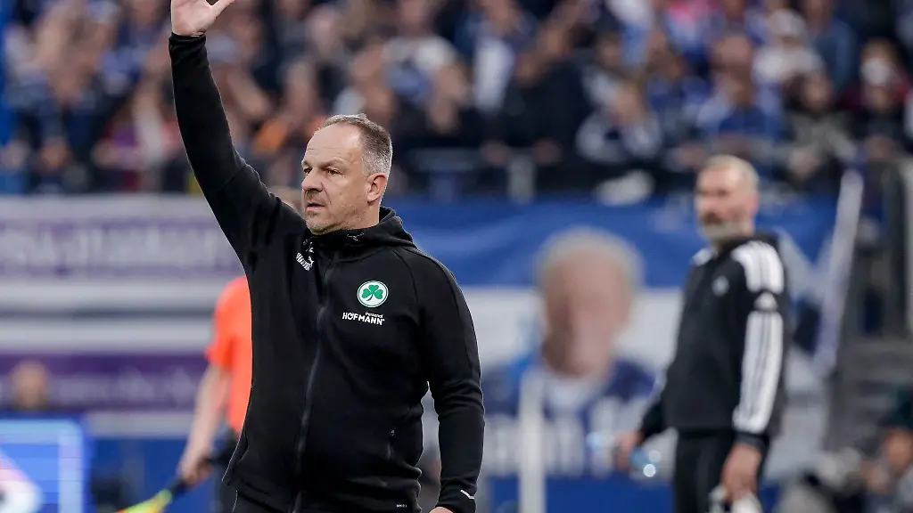 Fuerths-Trainer-Alexander-Zorniger-coacht-sein-Team-an-der-Seitenlinie