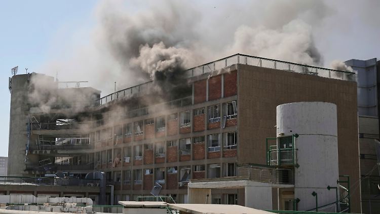 Rauch steigt aus einem Gebäude des Soroka-Krankenhauses auf, nachdem es von einer aus dem Iran abgefeuerten Rakete getroffen wurde.