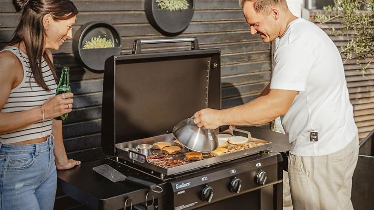 Plancha-Grills liegen im Trend – mehrere Hersteller bieten mittlerweile eigene Varianten mit glatter Grillplatte an.