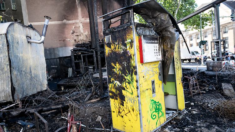 Vor allem im Garten des Clubs wird durch den Brand viel zerstört.