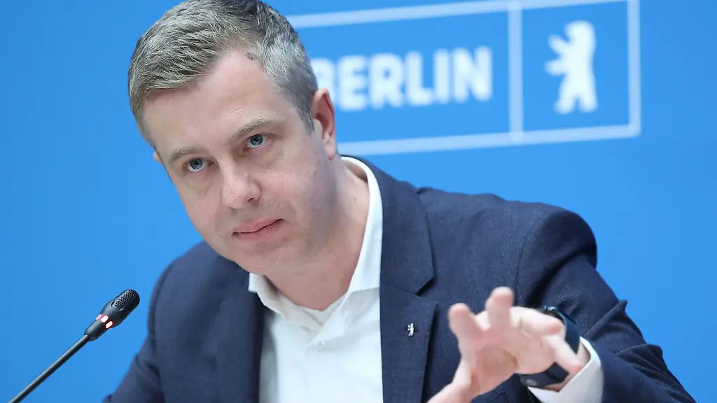 Stefan-Evers-spricht-auf-einer-Pressekonferenz-nach-einer-Sitzung-des-Berliner-Senats