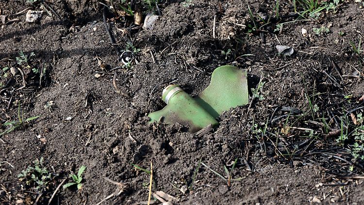 Eine Antipersonenmine steckt in der ukrainischen Region Charkiw im Boden.