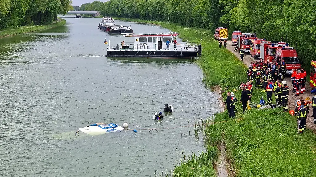 Ein-Rettungsboot-ist-auf-dem-Mittellandkanal-unterwegs