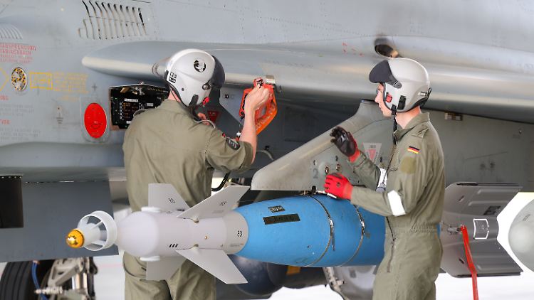 Zwei Mechaniker bereiten das Flugzeug für die Deep Strike Übung vor. 