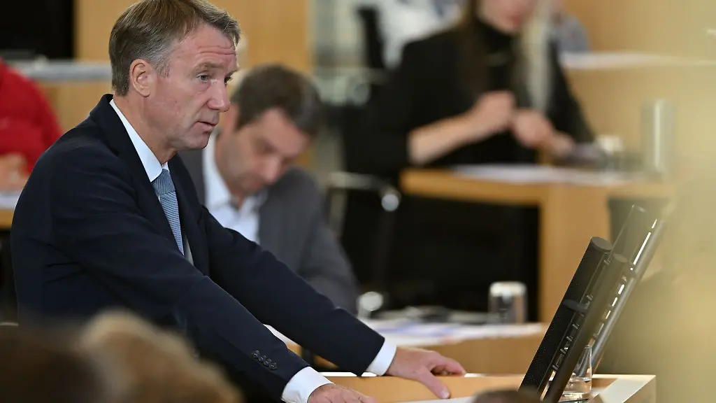 Raymond-Walk-CDU-Abgeordneter-spricht-waehrend-einer-Landtagssitzung