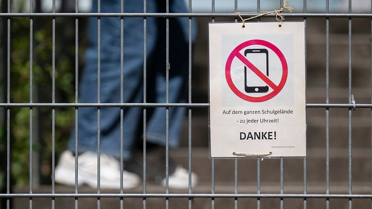 Absolutes Smartphone-Verbot an einem Stuttgarter Gymnasium: In Baden-Württemberg können Schulen solche Vorgaben inzwischen eigenverantwortlich treffen. 