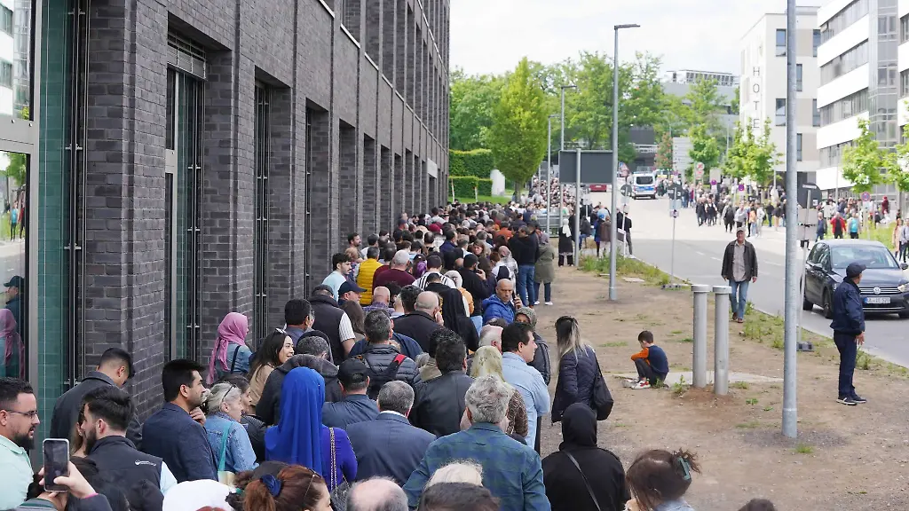 Eine-lange-Warteschlange-hat-sich-vor-dem-Wahllokal-in-Zuffenhausen-gebildet