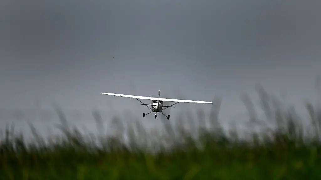 Ein-Flugzeug-landet-vor-grauem-Himmel-auf-dem-Flughafen-Muelheim-Essen