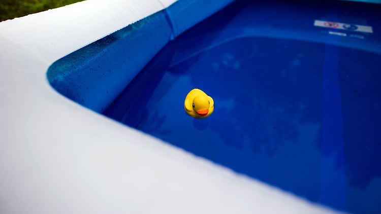 Eigener Garten, eigene Regeln? Hausbesitzer dürfen Planschbecken oder Pools meist ohne Genehmigung aufstellen.
