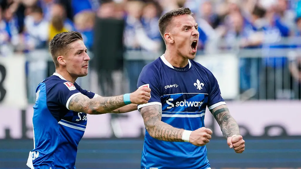 Darmstadts-Torschuetze-Phillip-Tietz-r-jubelt-mit-Marvin-Mehlem-ueber-das-Tor-zum-1-0