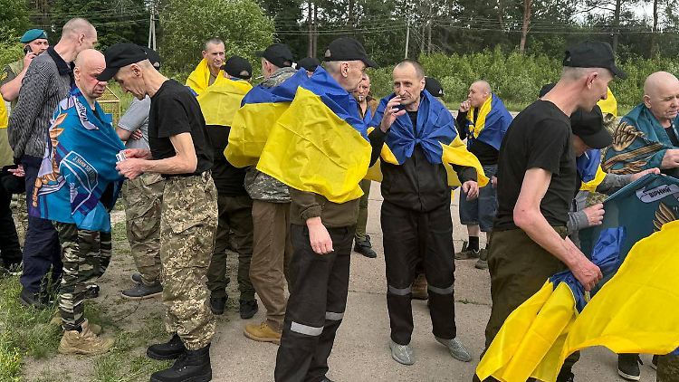 Der Großteil der Freigelassenen soll mehr als drei Jahre in russischer Gefangenschaft verbracht haben. 