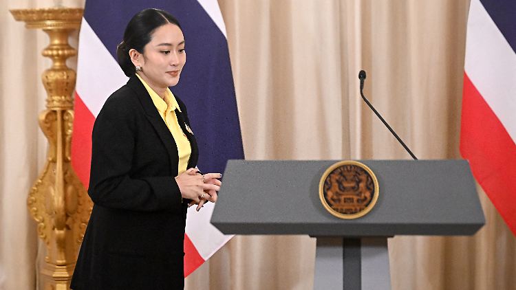 Ministerpräsidentin Paetongtarn Shinawatra leistet Abbitte.