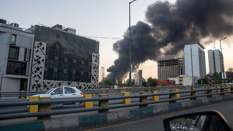 Für die Angriffe Israels macht Teheran nun auch Menschen im eigenen Land mitverantwortlich. 