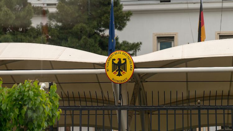 Noch sind sowohl die Botschaften in Tel Aviv als auch Teheran nicht geschlossen worden.