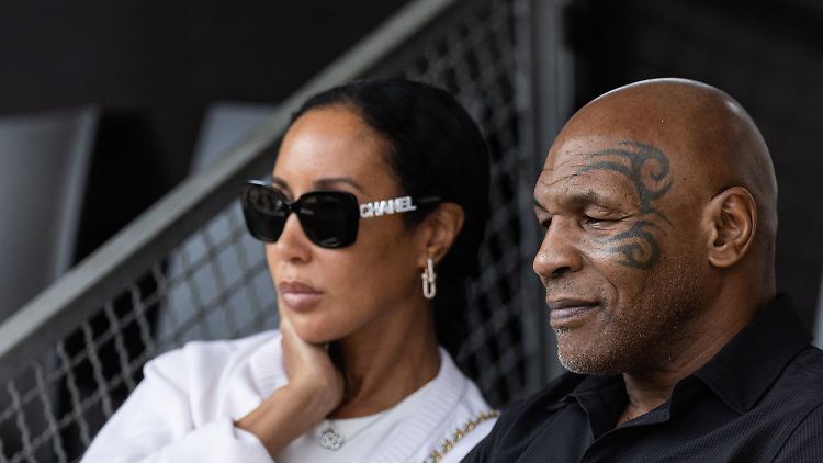 Mike Tyson und seine Frau gucken ein bisschen Tennis.