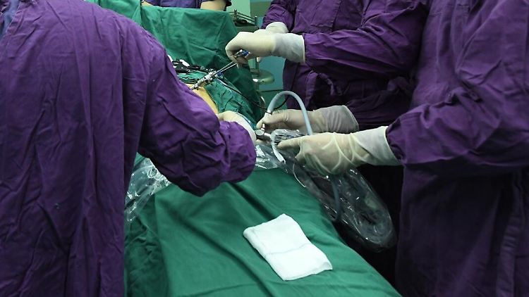Dank technischer Kommunikationsmittel können Experten von überall auf der Welt an einer Operation teilhaben.