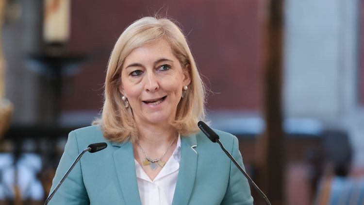 Mit höheren Beiträgen für Top-Verdiener will Gesundheitsministerin Warken das Finanzloch bei den Krankenkassen nicht stopfen.
