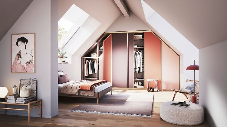 Helle Farben und ein perfekt passender Einbauschrank - so wirkt die Einrichtung im Dachgeschoss harmonisch.