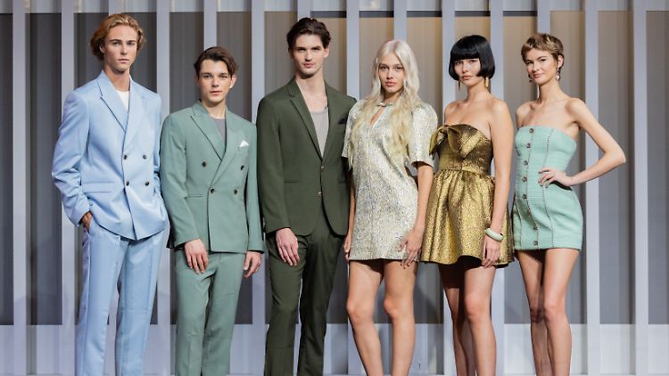 Moritz (19, l-r) aus Berlin, Jannik (22) aus Bad Segeberg, Pierre (22) aus Wien, Daniela (20) aus Stuttgart, Magdalena (21) aus Wien und Zoe (19) aus Köln stehen vor dem Finale von "Germany's Next Topmodel - by Heidi Klum" (GNTM) im Coloneum.