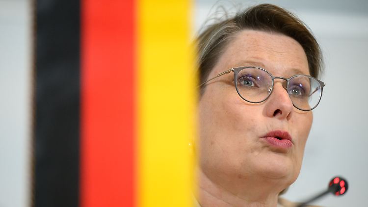 Justizministerin Hubig setzt mit dem SLAPP-Gesetz eine Richtlinie der EU um.  
