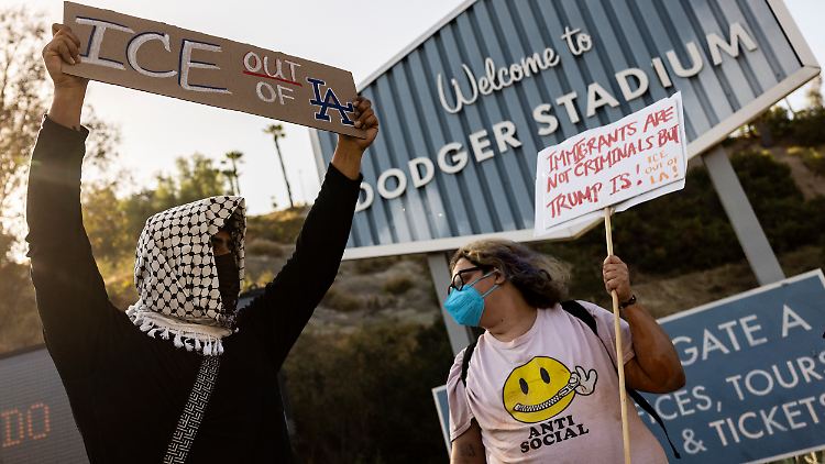"ICE raus aus L.A.": Demonstranten vor dem Dodger-Stadion in Los Angeles.