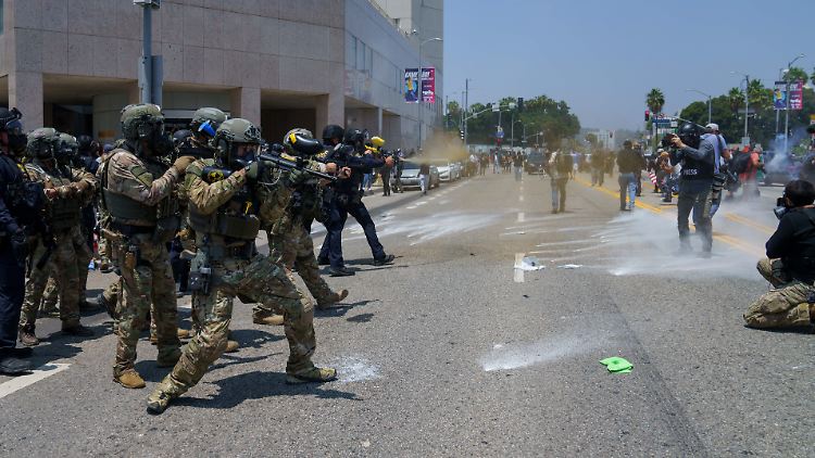 Soldaten der Nationalgarde feuern Gummigeschosse auf Demonstranten.