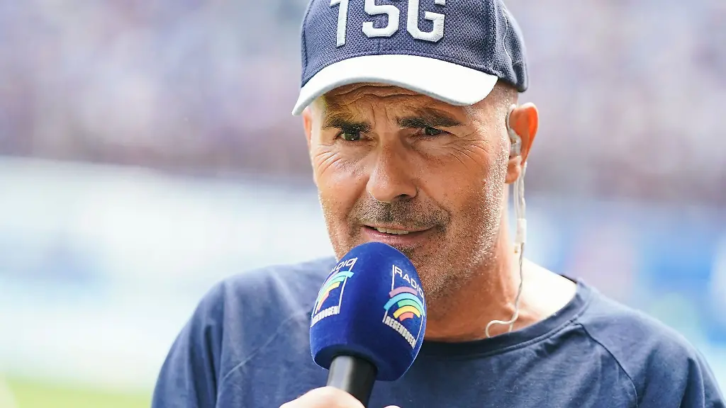 Stadionsprecher-Mike-Diehl-moderiert-im-Stadion