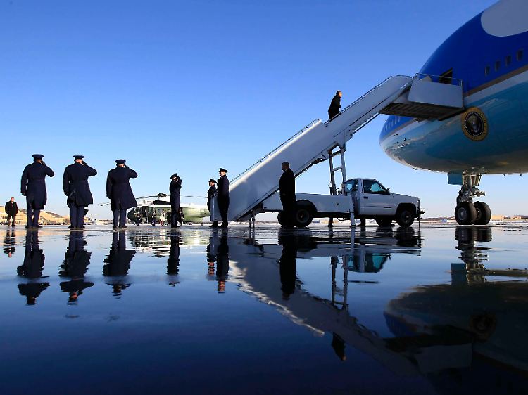 In der "Air Force One" sah Obama Mubaraks Ansprache - und war überrascht.