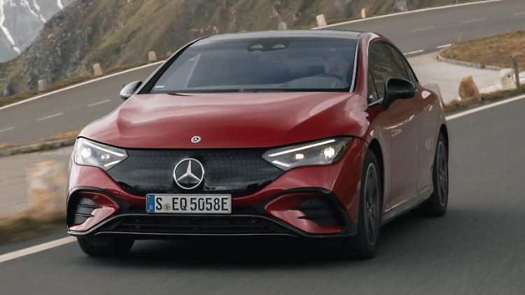 Mit moderner Front fährt der Mercedes EQE noch immer am Puls der Zeit.