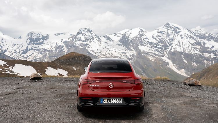 Der Mercedes EQE rangiert irgendwo zwischen Konservatismus und Moderne, könnte potenzielle Kunden aber mit einem Tick zu viel Elektroauto-Vibe nerven.