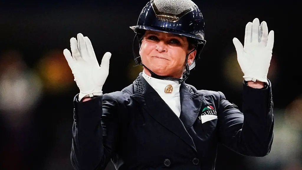Die-deutsche-Dressurreiterin-Dorothee-Schneider-winkt