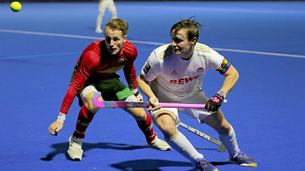 HPC-Spieler-Jan-Hendrik-Bartels-l-im-Duell-mit-RWK-Kapitaen-Mats-Grambusch-r