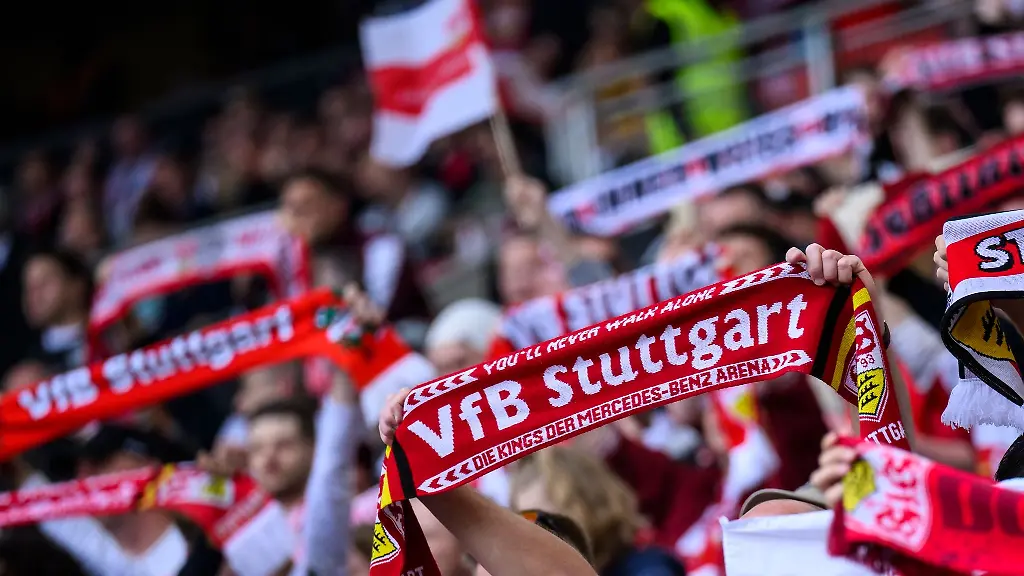 Fans-des-VfB-Stuttgart-halten-Fan-Schals-und-Fahnen-in-die-Luft