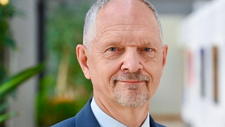 Giedrius Puodžiūnas ist Botschafter der Republik Litauen in Deutschland. Von 2020 bis 2024 war er Direktor der Abteilung für transatlantische Beziehungen und Sicherheitspolitik im litauischen Außenministerium.