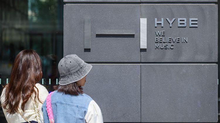 Auch Anleger erwarten sich Großes von dem Comeback der sieben Sänger: Der Kurs der Hybe-Aktien schoss kurz vor Bandjubiläum innerhalb eines Tages von 220 auf über 300 koreanische Won. 