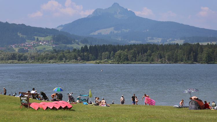 Grüntensee in Bayern: 90,5 Prozent der hierzulande untersuchten knapp 2.300 Badegewässer kamen auf eine hervorragende Wasserqualität.