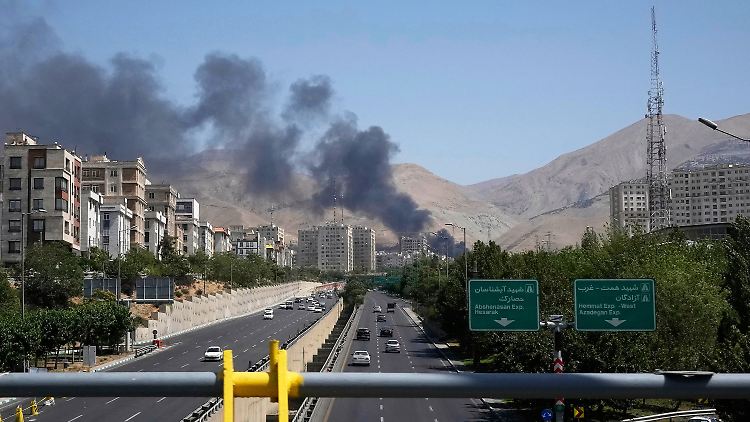 Rauch steigt nach einem israelischen Angriff über einem Öldepot in Teheran auf. 