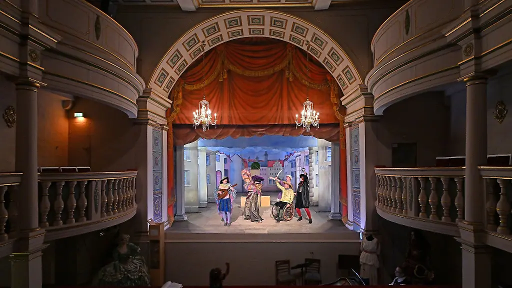 Darstellerinnen-und-Darsteller-proben-das-Stueck-Mandragola-fuer-das-Ekhof-Festival-im-Schloss-Friedenstein