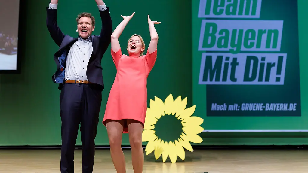 Katharina-Schulze-und-Ludwig-Hartmann-stehen-waehrend-der-Landesdelegiertenkonferenz-auf-der-Buehne